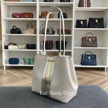 Load image into Gallery viewer, MICHAEL KORS PRATT MEDIUM BUCKET SIGNATURE AND METALLIC SHOULDER IN PALE GOLD MULTI
