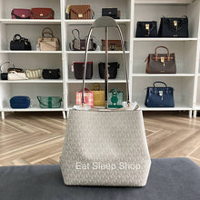 Load image into Gallery viewer, MICHAEL KORS PRATT MEDIUM BUCKET SIGNATURE AND METALLIC SHOULDER IN PALE GOLD MULTI
