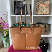 Load image into Gallery viewer, MICHAEL KORS JET SET TRAVEL MEDIUM DOUBLE POCKET TOTE IN LUGGAGE
