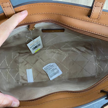 Load image into Gallery viewer, MICHAEL KORS JET SET TRAVEL MEDIUM DOUBLE POCKET TOTE IN LUGGAGE
