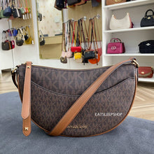 Load image into Gallery viewer, MICHAEL KORS DOVER MEDIUM IN SIGNATURE BROWN
