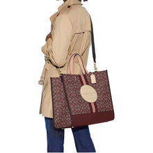 Load image into Gallery viewer, COACH DEMPSEY TOTE 40 SIGNATURE JACQUARD IN WINE MULTI C8418

