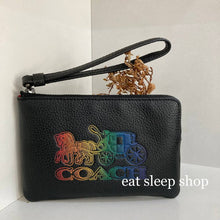 Load image into Gallery viewer, COACH CORNER ZIP WRISTLET C7419 WITH HORSE AND CARRIAGE IN QB / BLACK MULTI
