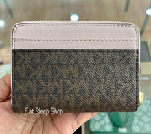Load image into Gallery viewer, MICHAEL KORS JET SET TRAVEL MEDIUM ZIPAROUND CARD CASE SIGNATURE IN BROWN POWDER BLUSH
