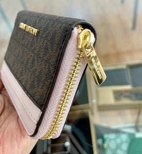 MICHAEL KORS JET SET TRAVEL MEDIUM ZIPAROUND CARD CASE SIGNATURE IN BROWN POWDER BLUSH