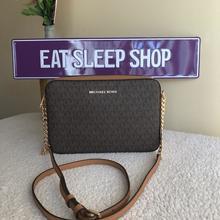 MICHAEL KORS JET SET ITEM  LARGE EW CROSSBODY SIGNATURE IN BROWN (5490690949273)