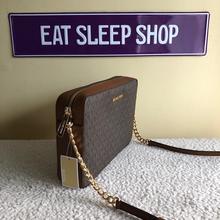 Load image into Gallery viewer, MICHAEL KORS JET SET ITEM  LARGE EW CROSSBODY SIGNATURE IN BROWN (5490690949273)
