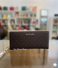 Load image into Gallery viewer, MICHAEL KORS JET SET LARGE TRAVEL CONTINENTAL WALLET SIGNATURE IN BROWN POWDER BLUSH
