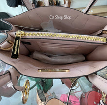 Load image into Gallery viewer, MICHAEL KORS MERCER MEDIUM MESSENGER SIGNATURE IN VANILLA POWDER BLUSH
