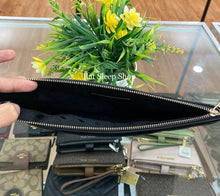 Load image into Gallery viewer, KATE SPADE LARGE NATALIA ZIP POUCH WRISTLET IN BLACK
