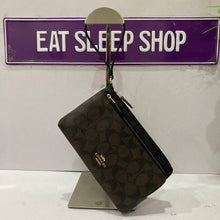 Load image into Gallery viewer, COACH  DOUBLE ZIP WALLET WRISTLET SIGNATURE C5576 IN BROWN BLACK
