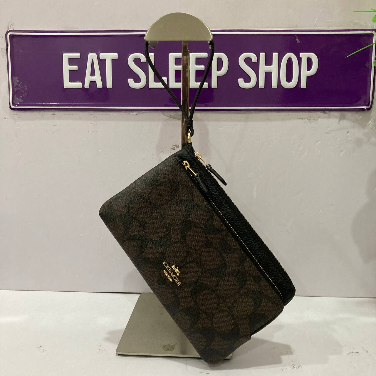 Coach signature hot sale wristlet black