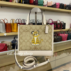 COACH DEMPSEY TOTE 22 SIGNATURE CANVAS WITH TIGER C7001 IN IM/LIGHT KHAKI CHALK