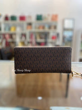 Load image into Gallery viewer, MICHAEL KORS JET SET LARGE TRAVEL CONTINENTAL WALLET SIGNATURE IN BROWN POWDER BLUSH
