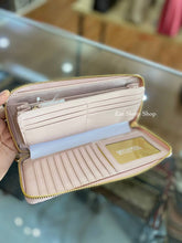 Load image into Gallery viewer, MICHAEL KORS JET SET LARGE TRAVEL CONTINENTAL WALLET SIGNATURE IN BROWN POWDER BLUSH
