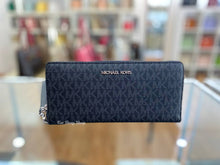 Load image into Gallery viewer, MICHAEL KORS JET SET LARGE TRAVEL CONTINENTAL WALLET SIGNATURE IN BLACK
