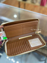 Load image into Gallery viewer, MICHAEL KORS JET SET LARGE TRAVEL CONTINENTAL WALLET SIGNATURE IN VANILLA
